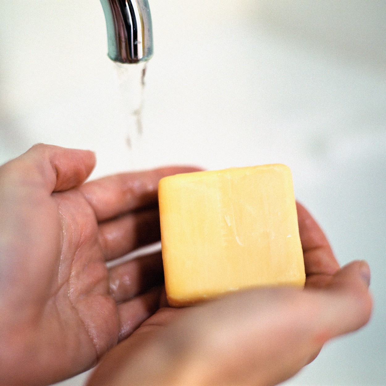 Românii au descoperit săpunul în pandemie. Director marketing: „2020 a schimbat probabil pentru totdeauna lumea în care trăim”