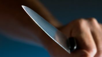 Un bărbat din Galaţi s-a înjunghiat pentru că nevasta nu-i deschidea uşa