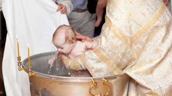 Petiție pentru a fi modificat ritualul botezului, după tragedia de la Suceava. Câte semnături a strâns