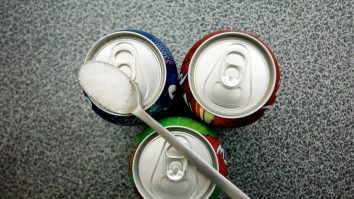 Țările europene introduc taxa pe zahăr. Efectul imediat a fost scumpirea cu până la 40% a dozelor de suc și încasarea a sute de milioane de euro la buget