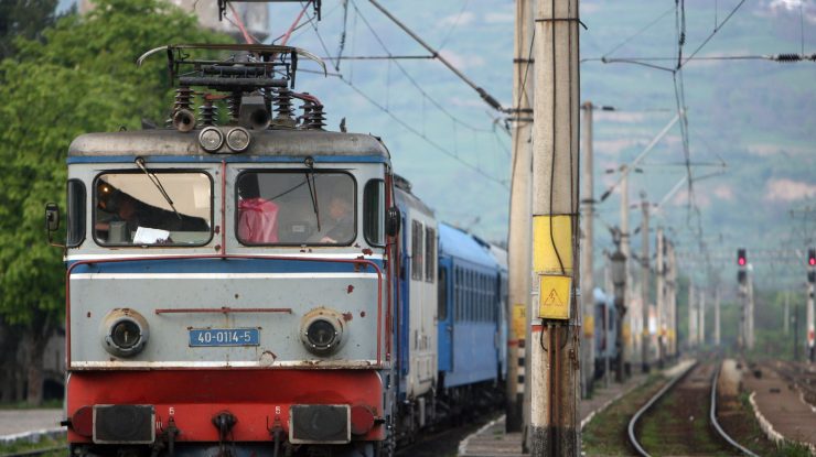 Circulație feroviară blocată în Timiș, după ce un tren a lovit o mașină