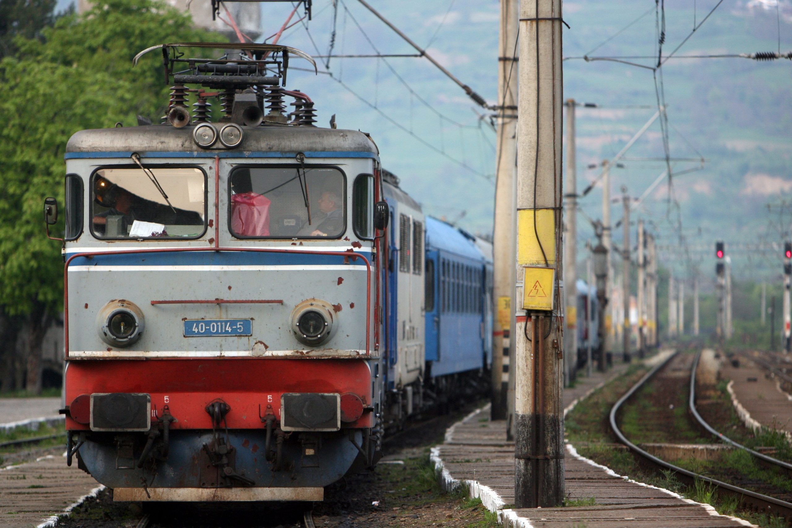 Circulație feroviară blocată în Timiș, după ce un tren a lovit o mașină