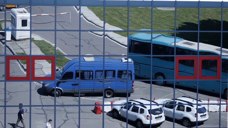 Românii expulzați din Marea Britanie ajung pe Aeroportul Otopeni