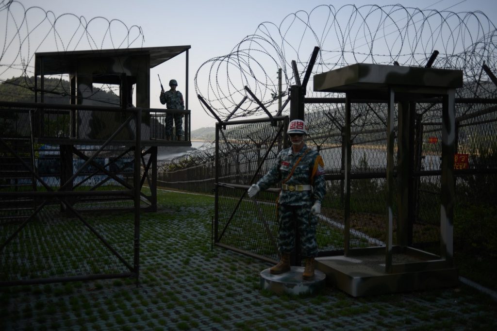 Probleme de securitate pentru Coreea de Sud. Un nord-coreean s-a plimbat ore în şir în zona demilitarizată fără să fie observat