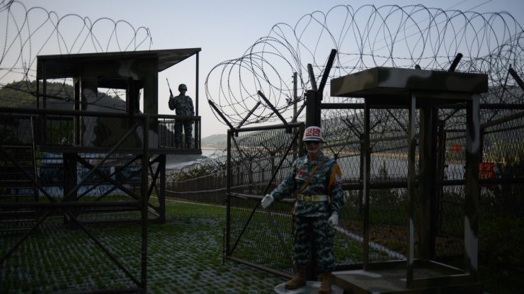 Probleme de securitate pentru Coreea de Sud. Un nord-coreean s-a plimbat ore în şir în zona demilitarizată fără să fie observat