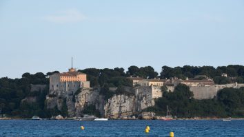 VIDEO. Imagini cu muzeul subacvatic din Cannes: Şase sculpturi de doi metri înălţime şi 10 tone greutate