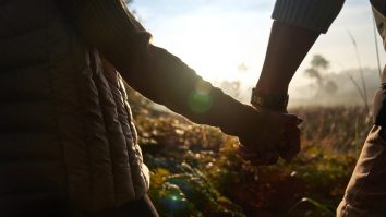 Cupluri celebre care încă își trăiesc poveștile de iubire: Ea cânta pe străzi, iar el se lupta să trăiască