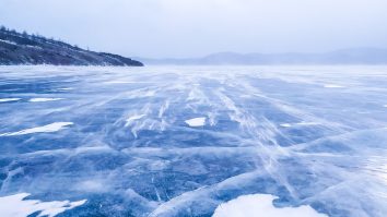 Lacul Baikal, transformat într-un gigantic patinoar natural. Iarna temperaturile ajung până la -40 de grade celsius