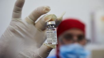Combinarea vaccinului Oxford cu Sputnik V din Rusia „ar putea învinge mutațiile COVID”. Explicațiile cercetătorilor