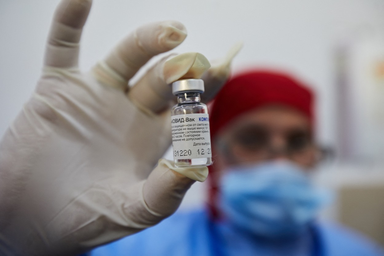 Combinarea vaccinului Oxford cu Sputnik V din Rusia „ar putea învinge mutațiile COVID”. Explicațiile cercetătorilor