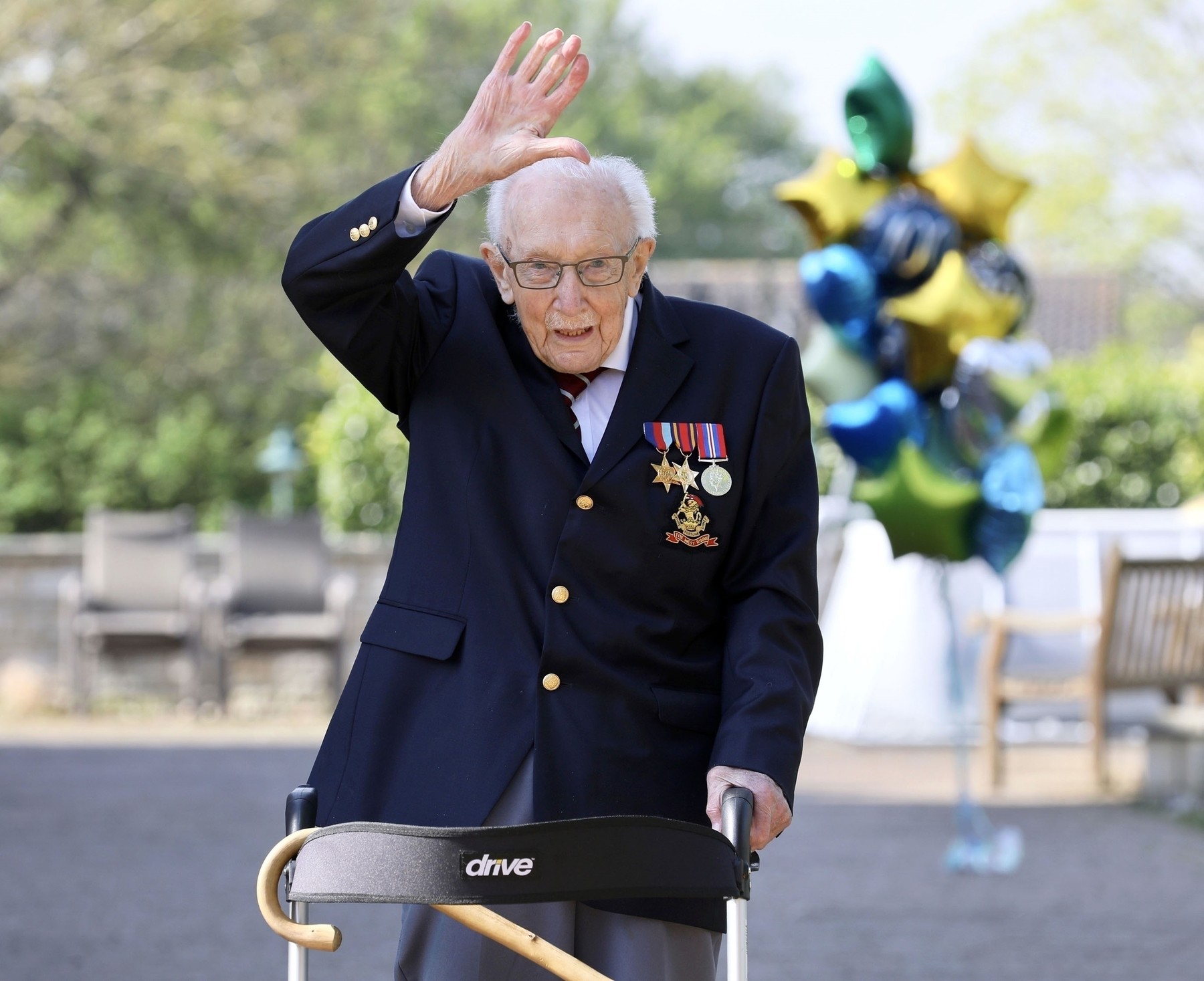 Tom Moore, veteranul de 100 de ani din Marea Britanie care a strâns milioane de lire sterline pentru medici, a murit de COVID-19