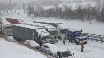 Olanda și Germania, sub cod roșu de vreme severă: Coloane de tiruri blocate în nămeți