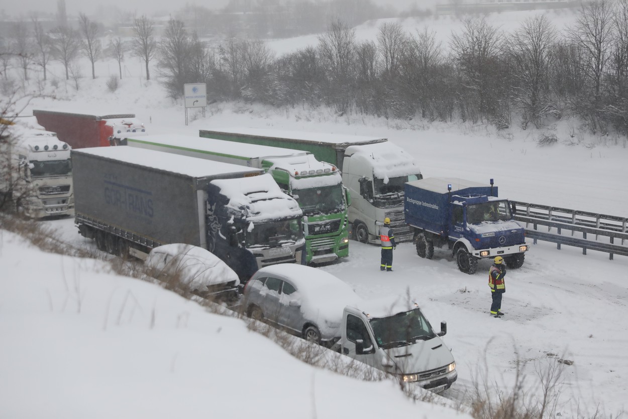 Olanda și Germania, sub cod roșu de vreme severă: Coloane de tiruri blocate în nămeți