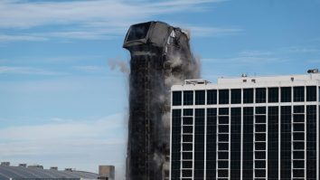 VIDEO. Fostul cazino Trump Plaza, aruncat în aer.  Trei mii de batoane de dinamită au pus la pământ clădirea