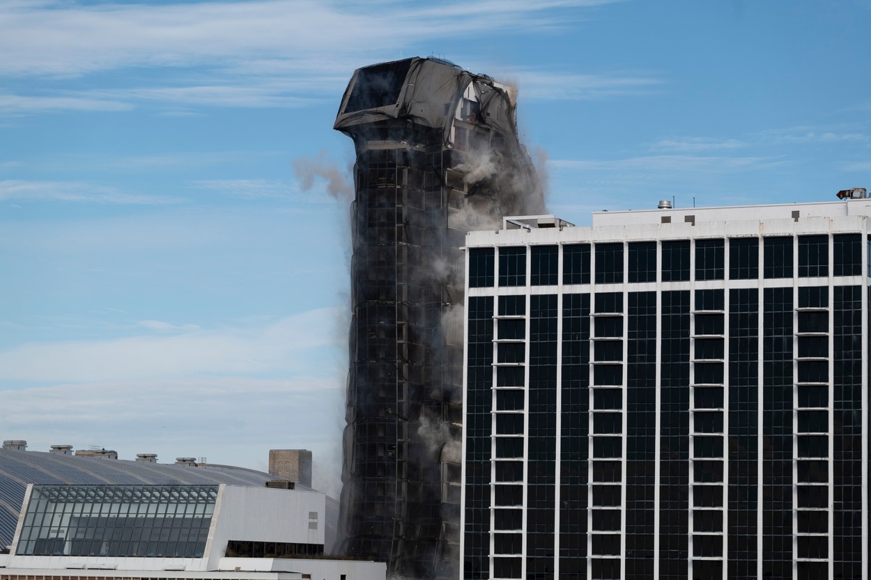 VIDEO. Fostul cazino Trump Plaza, aruncat în aer.  Trei mii de batoane de dinamită au pus la pământ clădirea