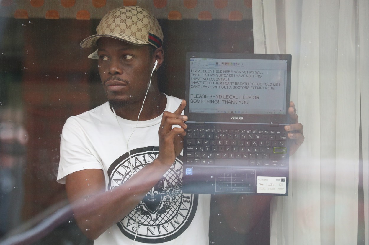 VIDEO. Un britanic s-a filmat în timp ce încerca să evadeze din hotelul unde era în carantină: „Vreau aer!”