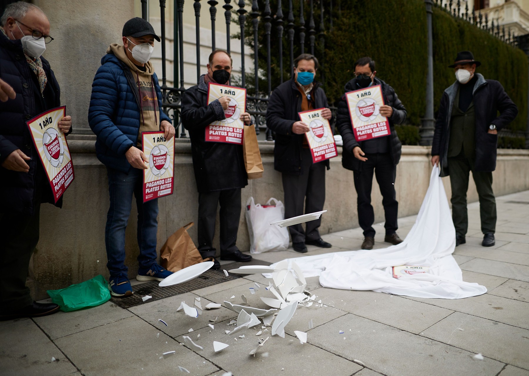 Patronii de restaurante din Spania au spart farfurii în fața Ministerului Finanțelor în semn de protest. Restricțiile sanitare le aduc falimentul