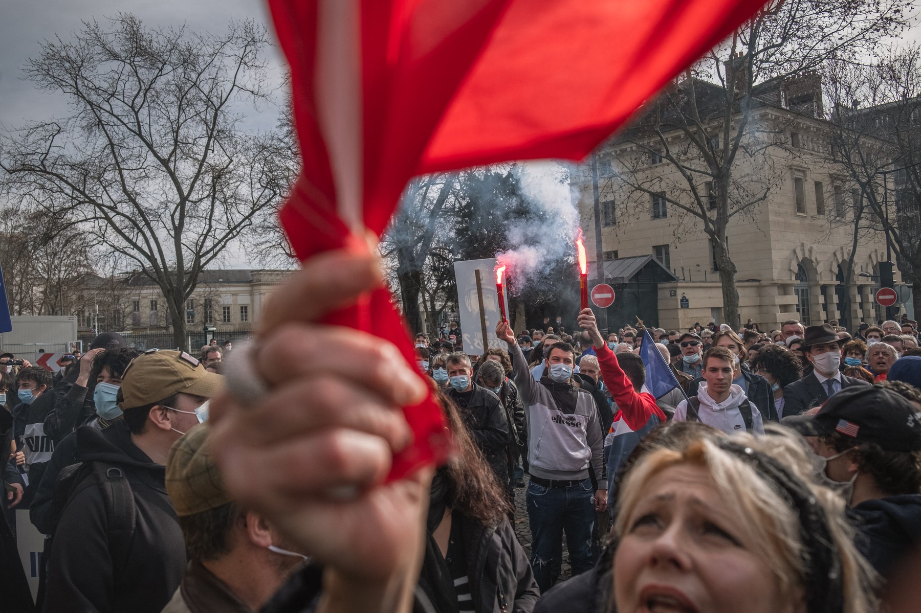 Două proteste au zguduit Parisul. Euroscepticii și activiștii anti-vaccin au ieșit în stradă