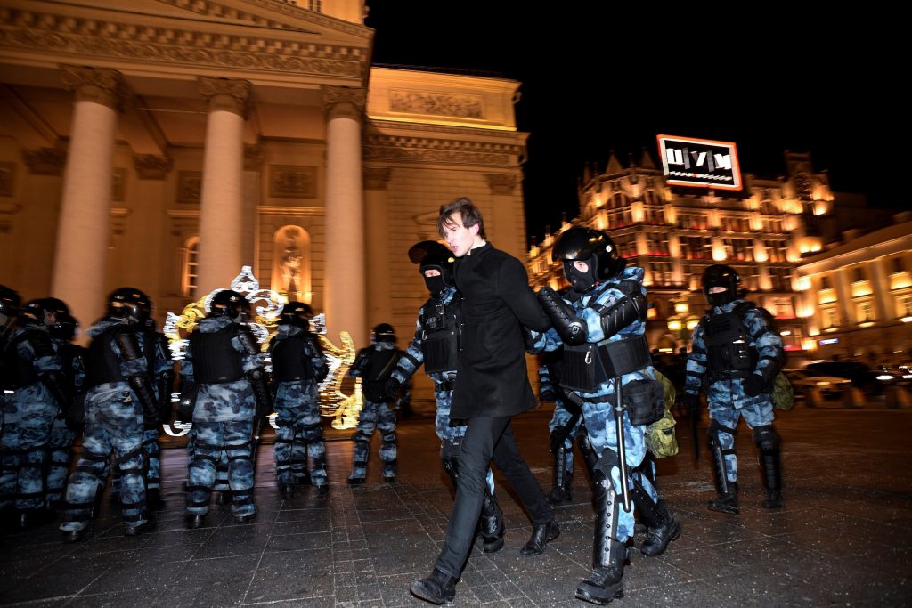 VIDEO. Sute de oameni protestează pe străzile din Moscova, după condamnarea lui Navalnîi. 10 persoane, reținute