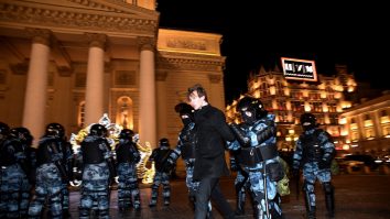 VIDEO. Sute de oameni protestează pe străzile din Moscova, după condamnarea lui Navalnîi. 10 persoane, reținute