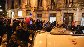 Protestele violente continuă în Spania, după arestarea rapper-ului Pablo Hasél. 13 persoane au fost reţinute de poliţişti în Barcelona