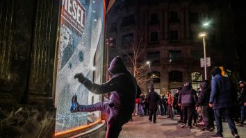 A cincea zi de proteste în Spania. Manifestanții au luat cu asalt mall-uri și bănci