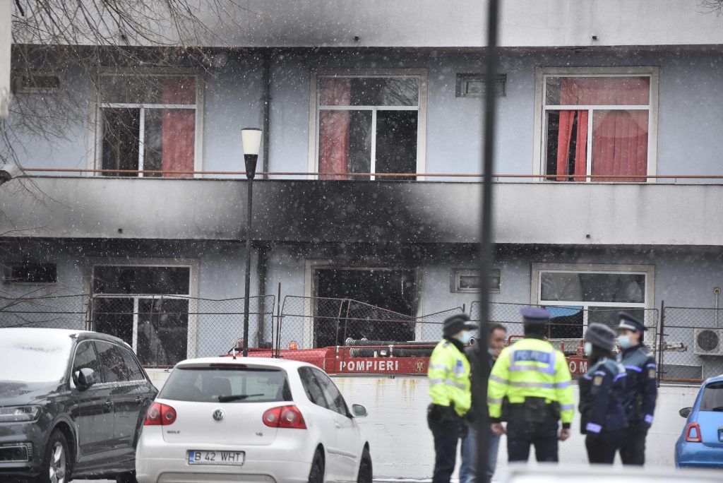 Încă un pacient care fusese internat la Institutul „Matei Balş” în pavilionul afectat de incendiu a murit. În total, 16 oameni au decedat