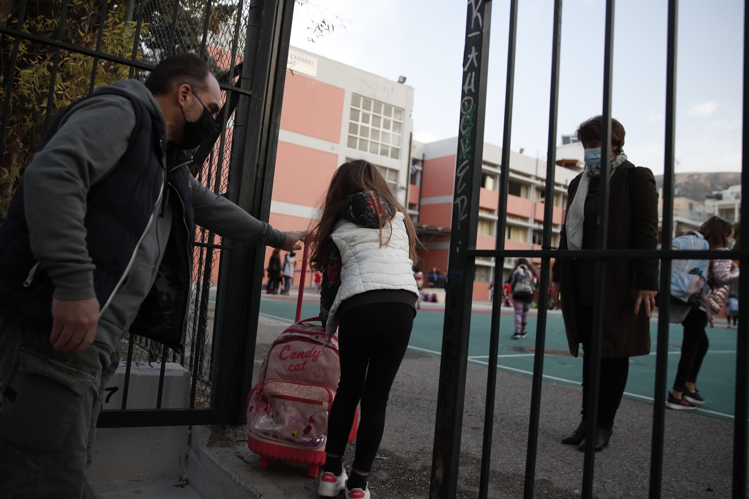 Profesorul Adrian Cioroianu: „Contactul profesor-elev e vital, așa încât sunt pentru redeschiderea școlilor”