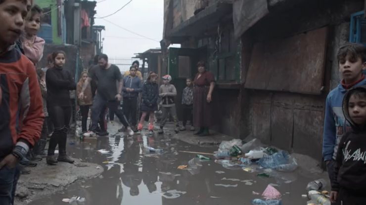 „Nici câinii nu pot trăi așa. Noi locuim în junglă“. Una din cele mai mari comunități de romi din Europa, subiectul unui reportaj BBC