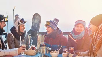 Polonezii, liber la distracție. Guvernul a relaxat temporar restricțiile