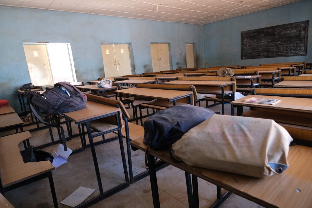 Peste 300 de eleve au fost răpite în timpul unui atac armat într-o școală din Nigeria