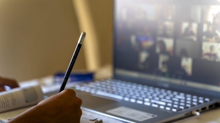 Elev în fața unui laptop