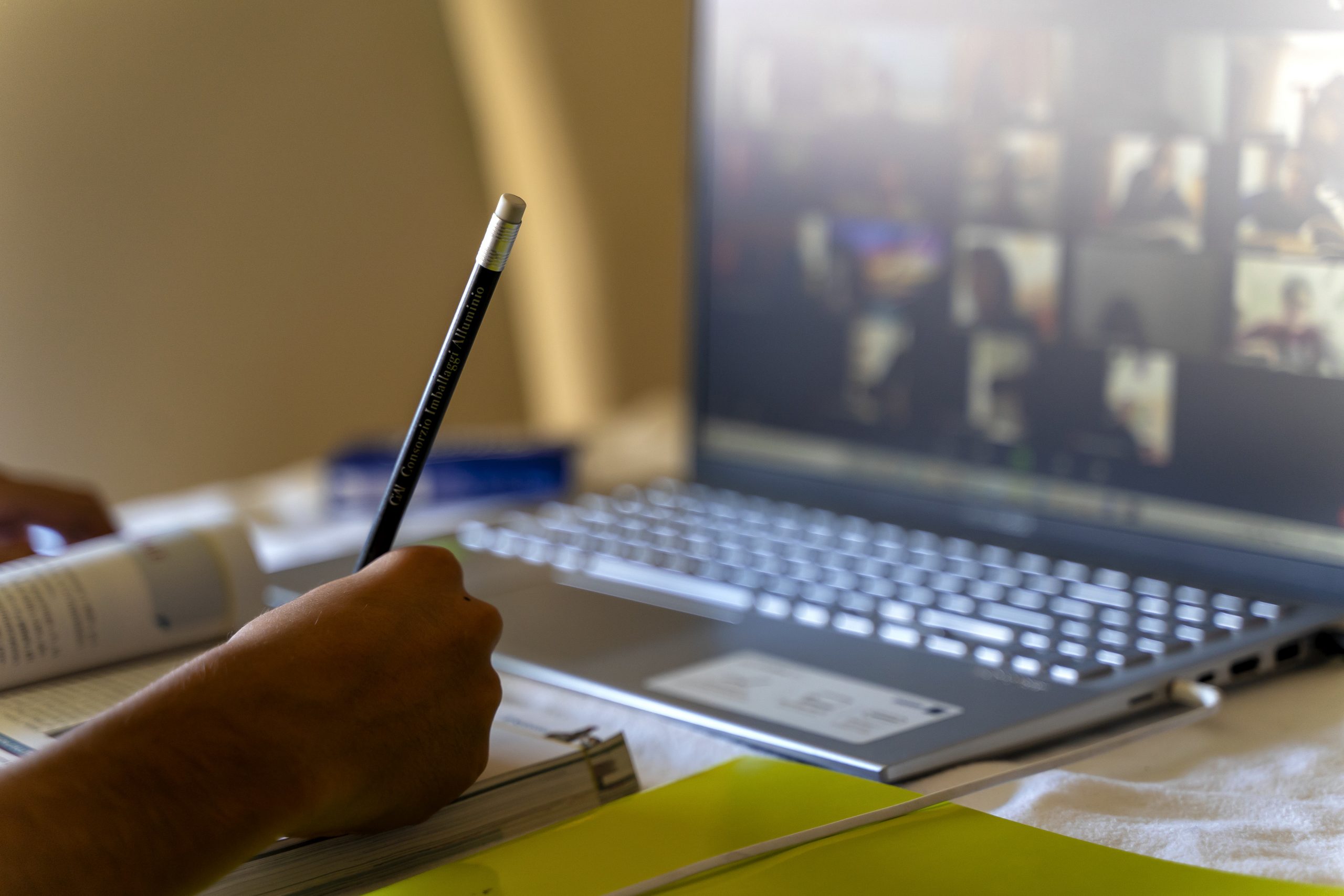 Cum vor fi evaluați și cum vor da examenele naționale elevii care fac în continuare școala online. Anunțul ministrului Educației