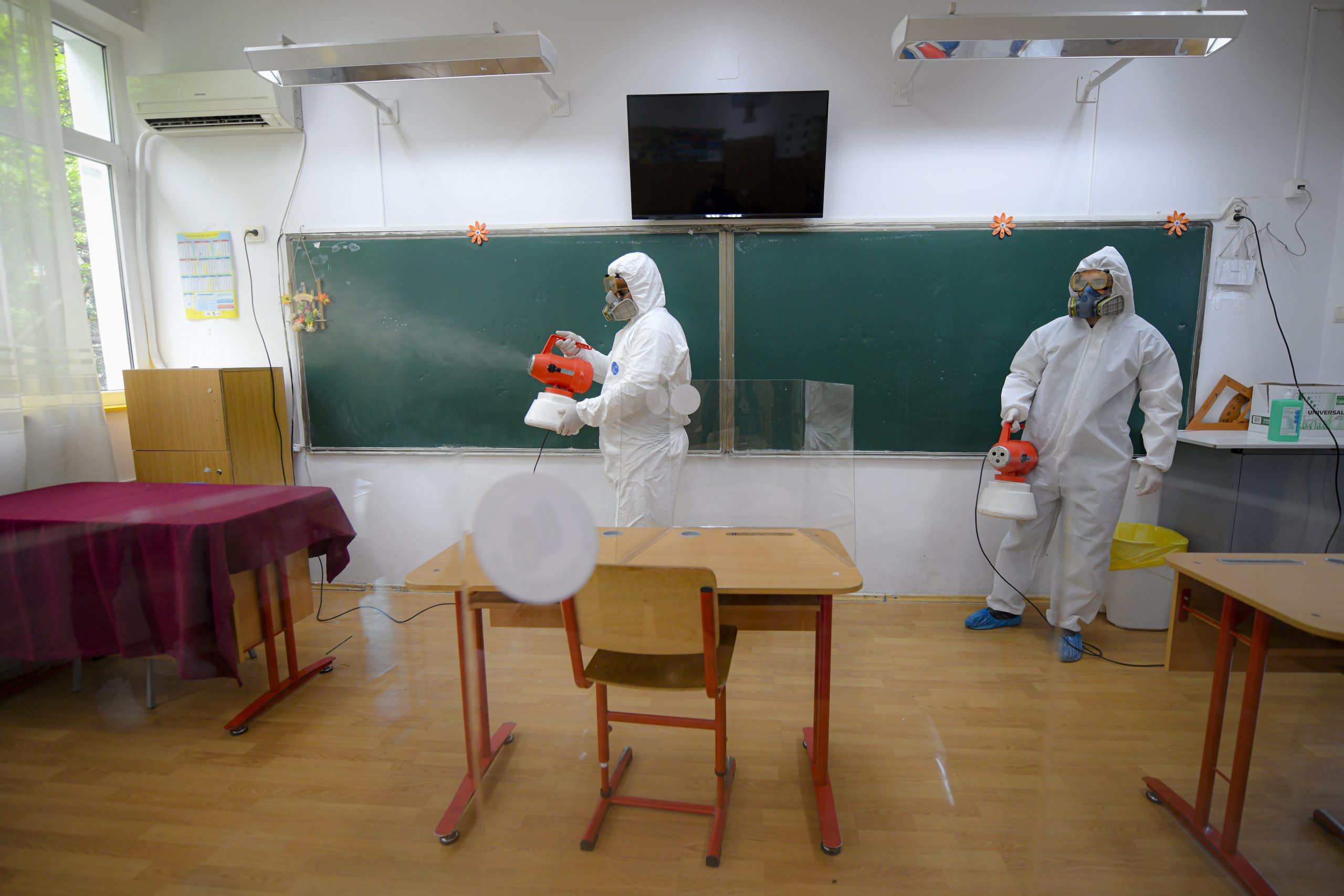 Redeschiderea școlilor: ce reguli trebuie să respecte elevii, părinții și profesorii. ”Copiii, testați cu acordul părinților”