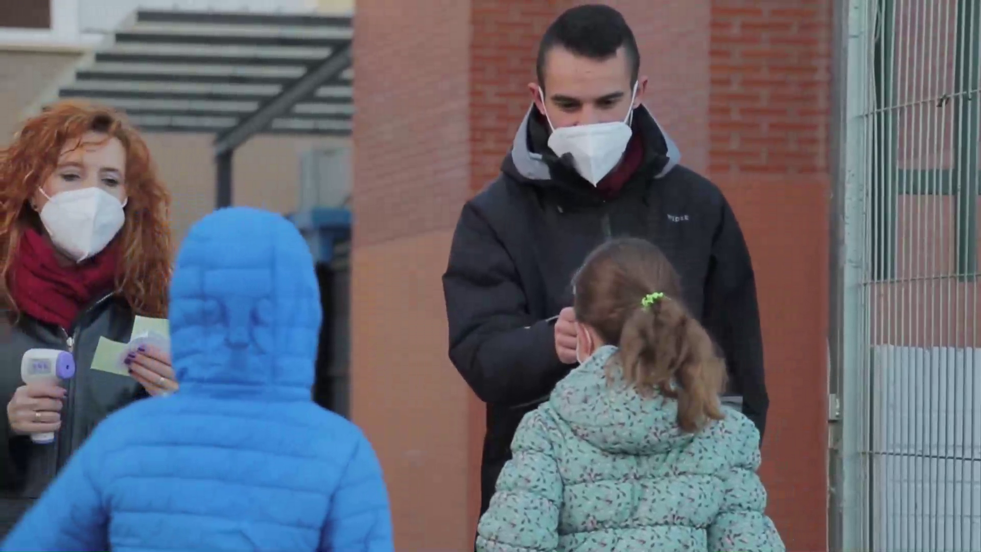 Școlile din Spania au un sistem de control sanitar, iar elevii învață fără griji. „Cred că la şcoală sunt mai în siguranţă ca acasă”