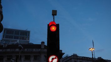 Motivul pentru care prinzi noaptea semafoarele pe roșu. Explicația lui Nicușor Dan