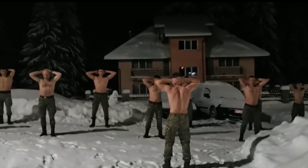 Soldații români își fac sesiunea de înviorare la bustul gol. Aleargă și fac flotări în zăpadă. „Asta este sănătate curată” VIDEO