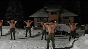 Soldații români își fac sesiunea de înviorare la bustul gol. Aleargă și fac flotări în zăpadă. „Asta este sănătate curată” VIDEO