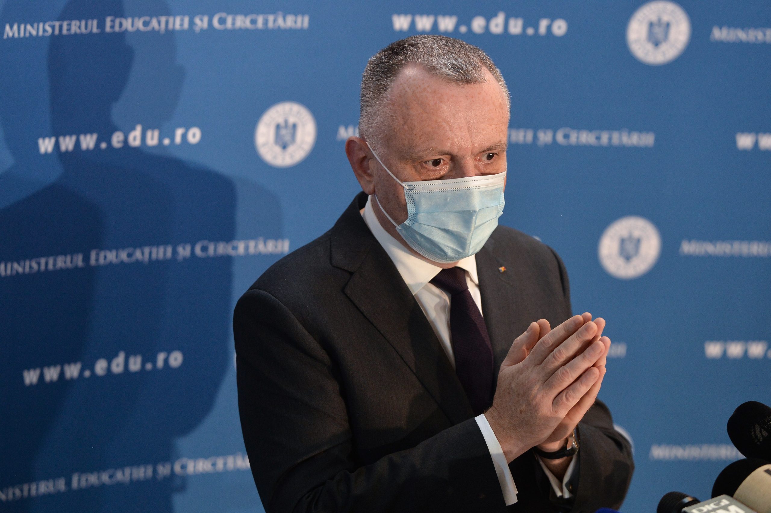 Sorin Cîmpeanu spune care ar putea fi consecințele pentru elevii care nu se întorc fizic la școală. „Peste 160.000 de elevi au învățat să scrie literele online”