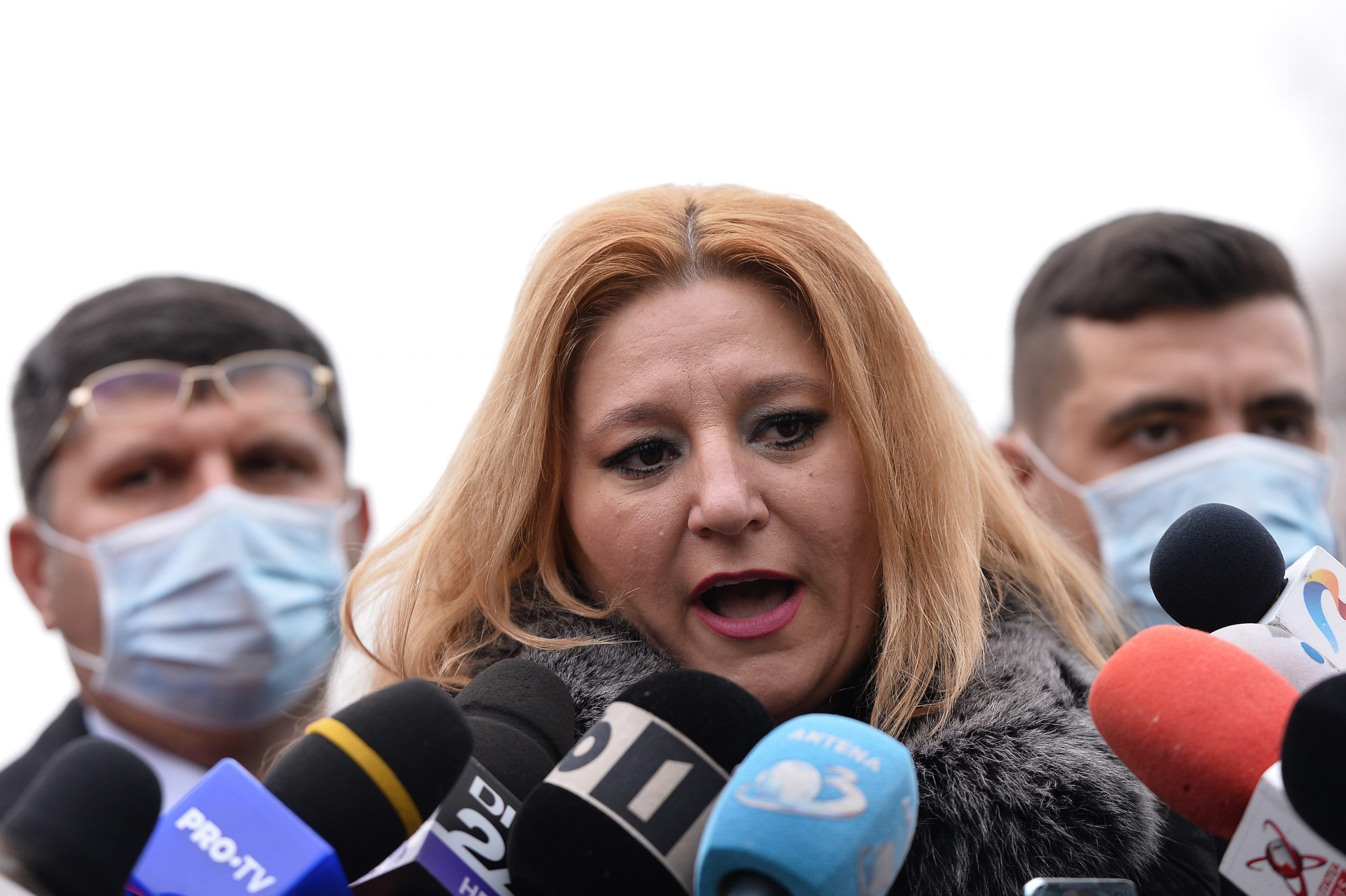 VIDEO. Șoșoacă, supărată că s-au închis sălile de fitness: „Dacă vreau să mă duc să trag de fiare, să mă dezmorțesc, de ce nu mi se permite?”