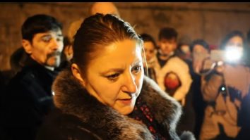 VIDEO Șoșoacă s-a îmbrățișat cu minerii protestatari din Valea Jiului, fără să poarte mască: „Pandemia a luat sfârșit”