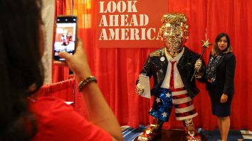 Ironia sorții: Statuia în mărime naturală a lui Donald Trump, expusă la CPAC, a fost făcută în Mexic