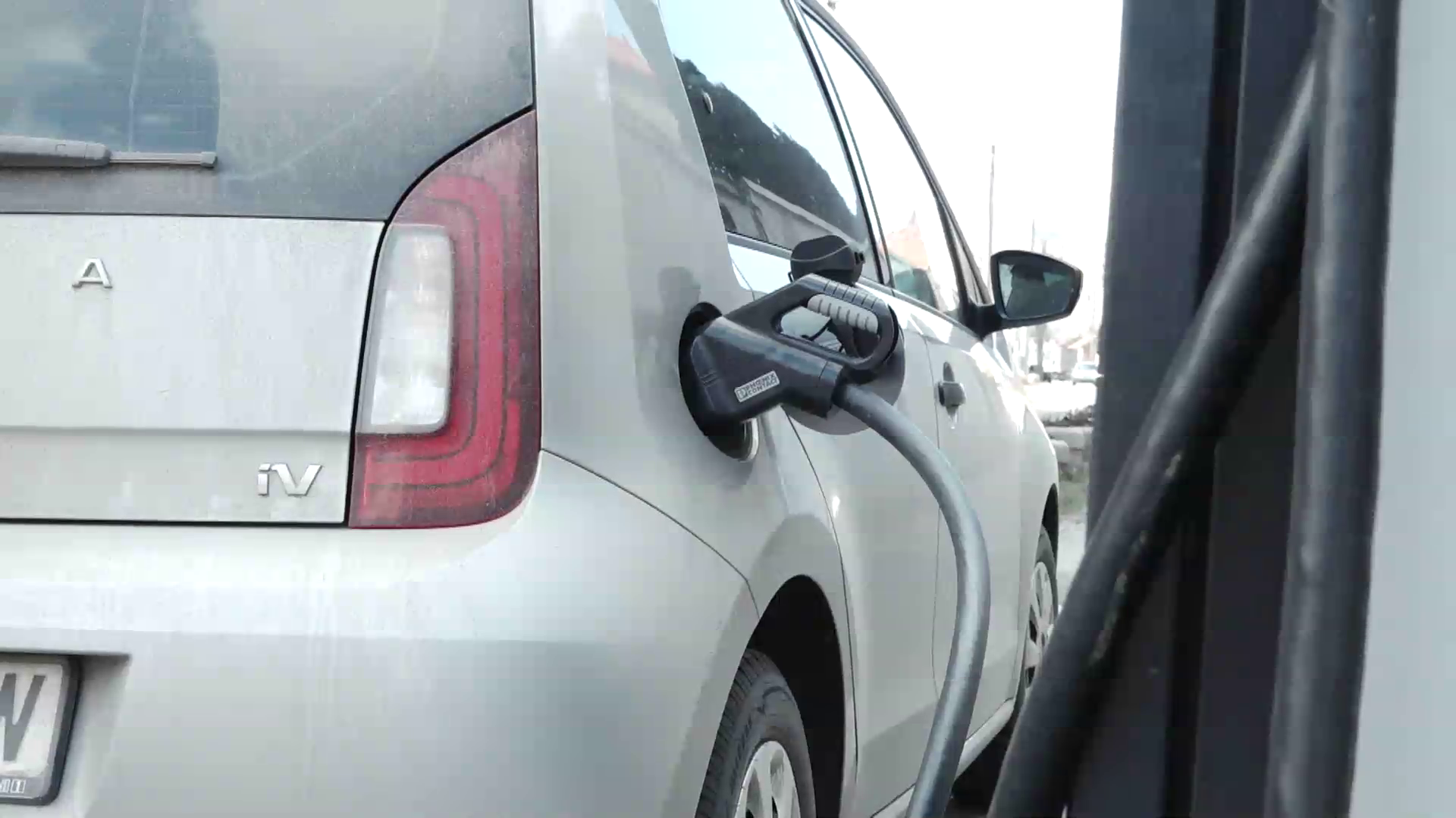 Premieră la Cluj-Napoca: Prima stradă smart cu spații de încărcare pentru mașini și iluminare inteligentă. Costul proiectului