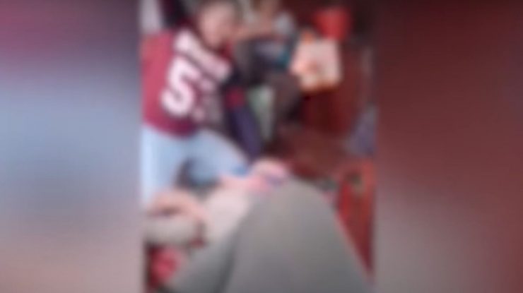 VIDEO. Un tată a fost filmat în timp ce-și bate copilul de șapte ani cu o scândură. Poliția l-a arestat pe bărbat