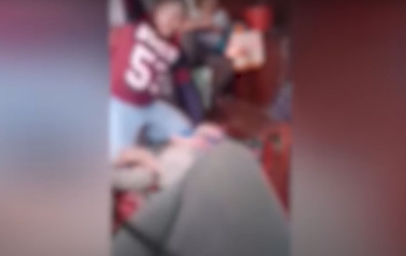 VIDEO. Un tată a fost filmat în timp ce-și bate copilul de șapte ani cu o scândură. Poliția l-a arestat pe bărbat