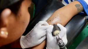 Alertă în Franţa. 75% din produsele folosite pentru tatuaje sunt cancerigene sau provoacă alergii