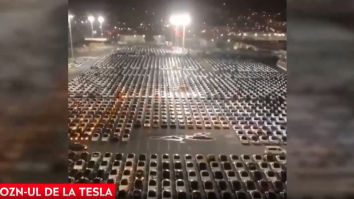 Imagini SF într-o parcare Tesla. Sute de mașini se actualizau în același timp