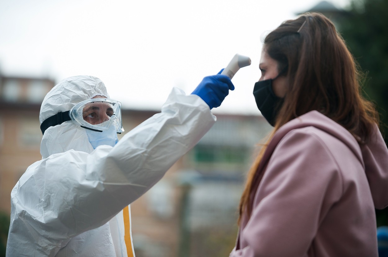 Elevii care sunt contacți direcți ai unor persoane infectate cu Covid-19 nu vor fi primiți la școală. Reacția părinților