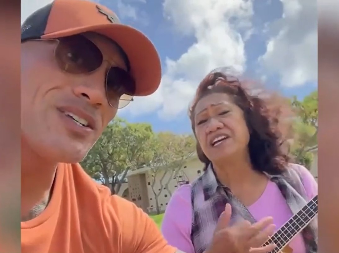 Dwayne Johnson, moment sensibil alături de mama lui. Cei doi au cântat la mormântul bunicilor. VIDEO