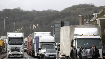 Români bănuiți că au furat bunuri din TIR-uri aflate în mers, pe drumurile din Franța. La cât se ridică prejudiciul